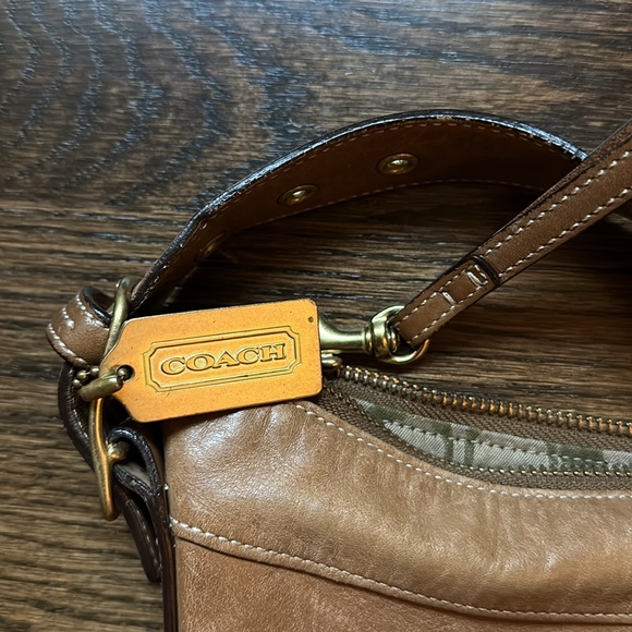 Camel colored leather Coach bag. Can be worn as crossbody or shoulder bag. - Picture 4 of 4